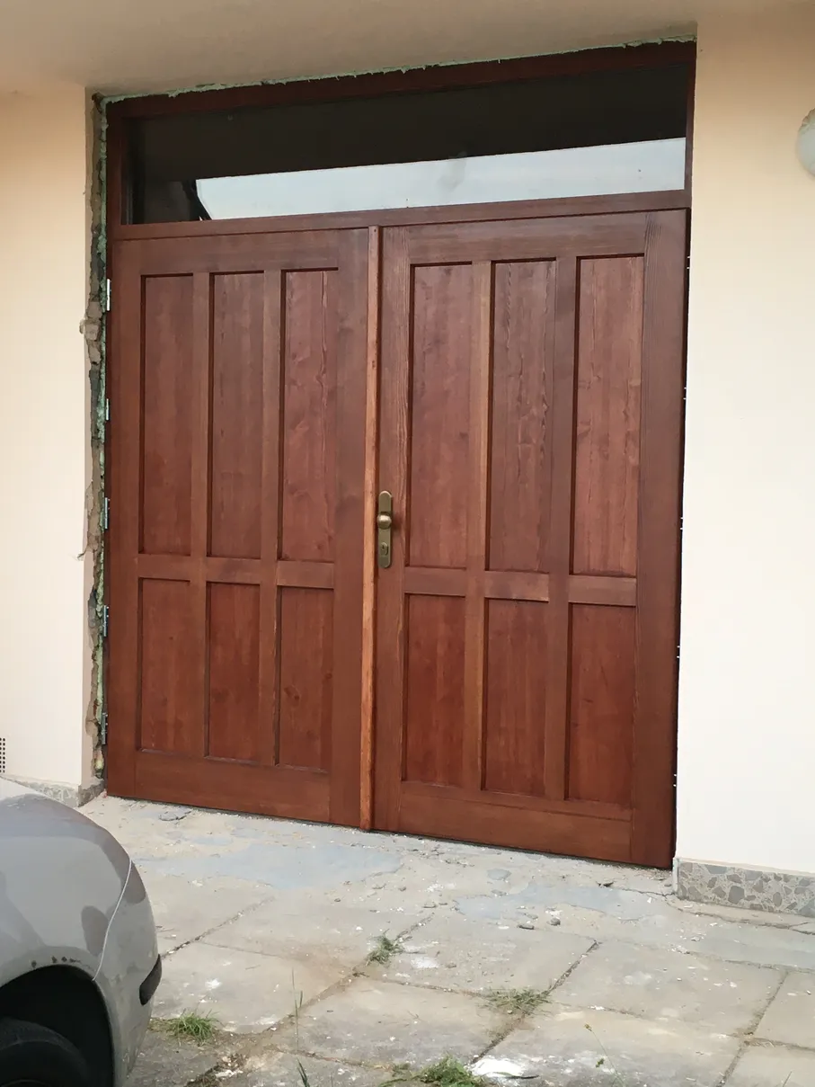 velká, tmavá, dřevěná garážová vrata