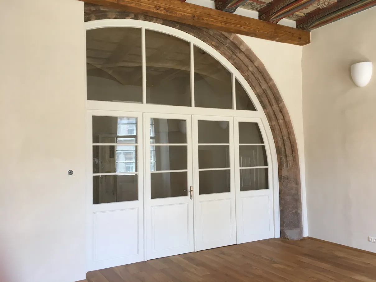 dřevěné, obloukové bílé interiérové dveře